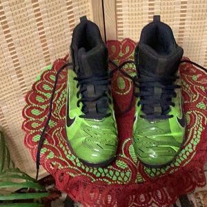 NIKE FASTFLEX SIZE 5.5 ATHLETIC SHOES With Cleats.